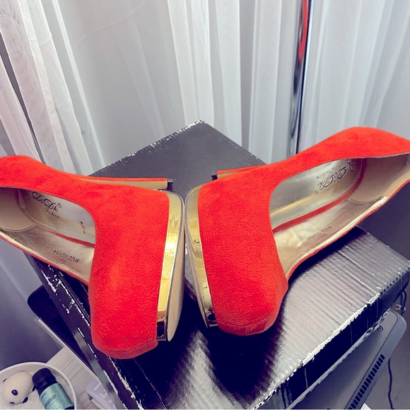 Moving Sale!! 2/$40 RARE Db Dk Pink Suede Stillettos with Gold platform Size 10M - Picture 8 of 8